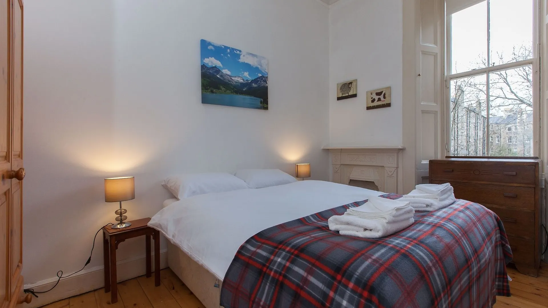 2 Bedroom Central Apartment Эдинбург